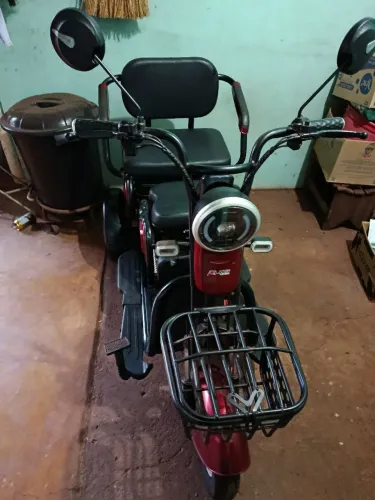 Triciclo elétrico semi novo