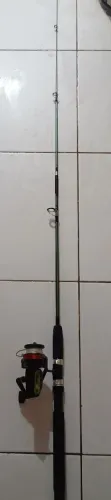Varas de pesca com molinete