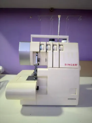 VENDO OVERLOCK SINGER 14SH754