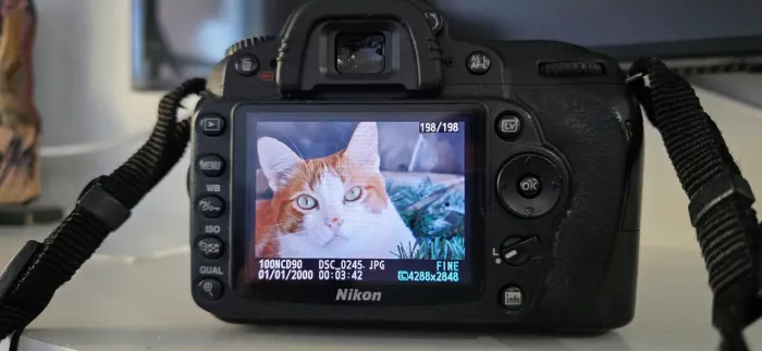 VENDO Nikon D90 DSLR - Excelente estado - Motor de foco interno<br>