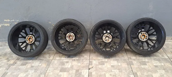 JOGO DE RODAS RÉPLICA BMW ARO 18 COM PNEUS