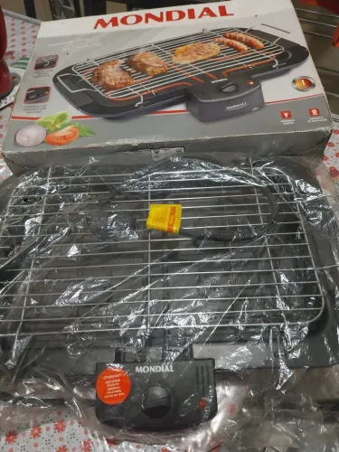 Vende-se uma churrasqueira elétrica Mondial, usada uma vez. R$ 110,00. Não faço entrega.