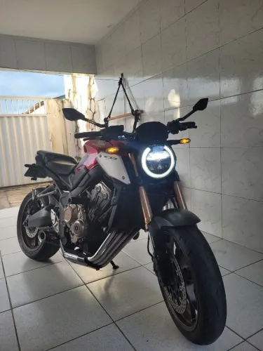 CB 650R 2022.