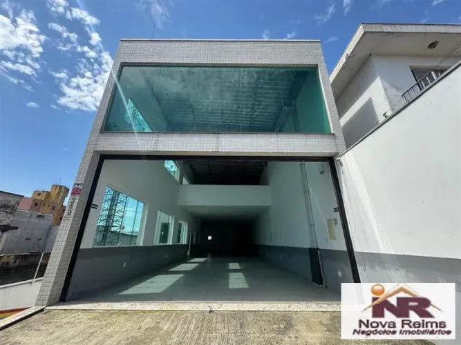 galpão,800 m2. Um deles cita 270 m2 de subsolo, 270 m2 no térreo e 210 m2 de mezanino, tot