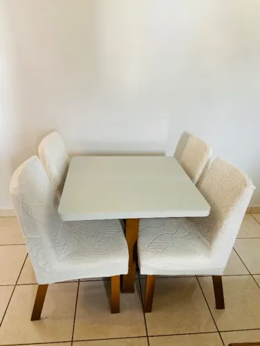 Mesa 90x90 tampo em vidro com 4 cadeiras. Muito nova!