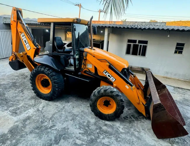 RETROESCAVADEIRA JCB 3C 4X2 2010