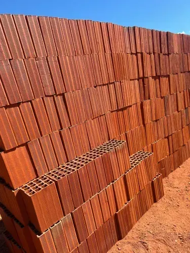 _ Tijolo de Anápolis de 8 furos R$ 1.000,00 o milheiro 