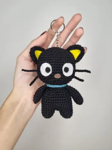 Chaveiro Amigurumi Crochê gato preto inspirado no Chococat da Sanrio.