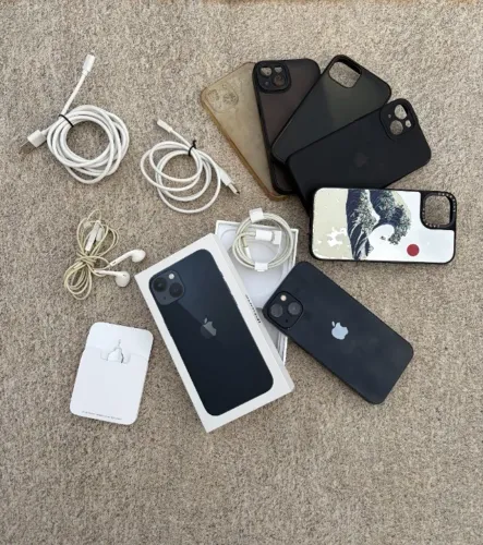 Apple iPhone 13 128GB Meia-noite + Acessórios