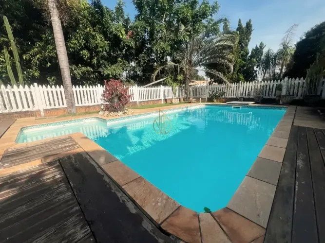 Chácara com 4 suítes - à venda com 1.980m² no Chácara Ipê