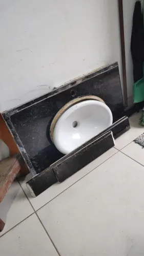 Vendo pia de banheiro de mármore 80cm por 45cm leia a descrição do anúncio.