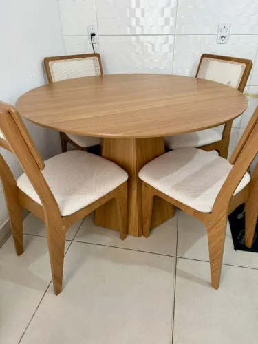 Conjunto de mesa de jantar + 4 cadeiras