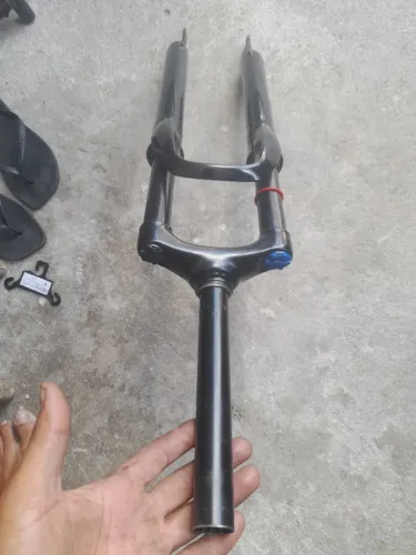 Amortecedor de bike aro 29 seminovo,comprei dia 17 de agosto,pequenas marcas de uso.