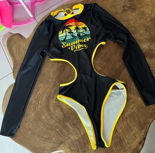 Maiô com mangas compridas para proteger do sol