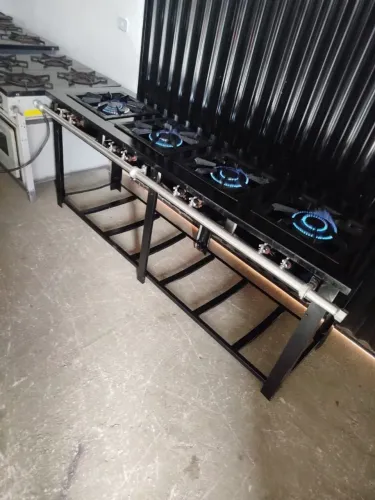 Fogão industrial 4 bocas 40 por 40 marca Venâncio , ele foi pintado , funcionando bem