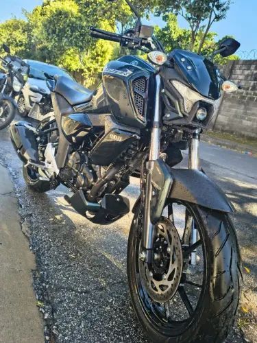 Yamaha Fazer com somente 135 km.  Zero. Sem detalhes 