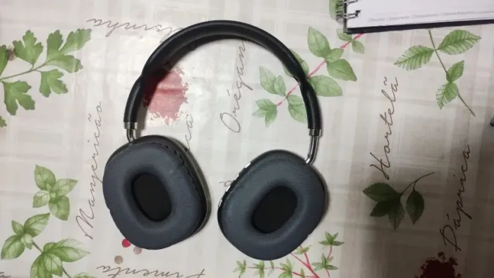 FONE DE OUVIDO / HEADPHONE Modelo: P9 Conexão Bluetooth Áudio de alta qualidade Bater