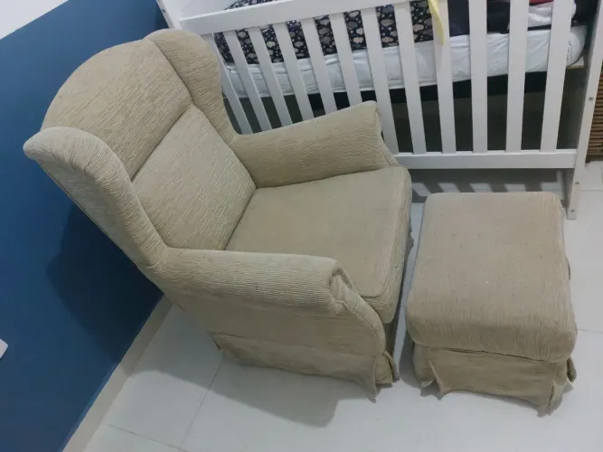 Poltrona de amamentação com descanso para os pés