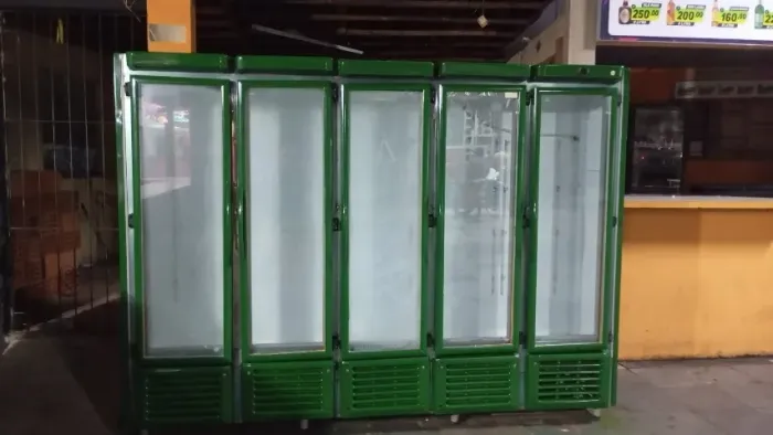 Freezer vertical de ,5 portas. Bem conservado valor 6.000.