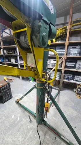 MINI GRUA (seminova e com NF) 500KG TRIFASICA 220V (LANÇA de 03 METROS)