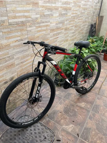 Bicicleta freio a disco + suporte para duas bikes