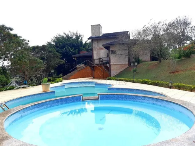 Casa à venda e locação no Condomínio Chácaras Cataguá em Taubaté/SP.