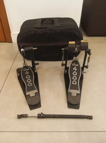 ## Pedal de bumbo duplo de bateria DW 4000, com bag, ótimas condições e custo benefício!!