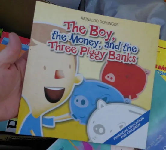 Livro "The boy, The money and The three piggy banks",Reinaldo Domingos