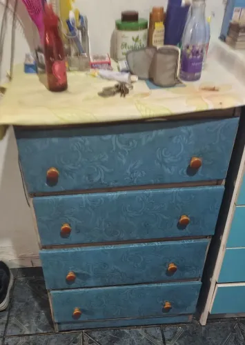 Cômoda 4 gavetas bem conservada