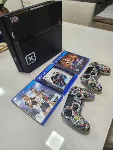 Playstation 4 com 3 meses de Garantia 2 controles originais