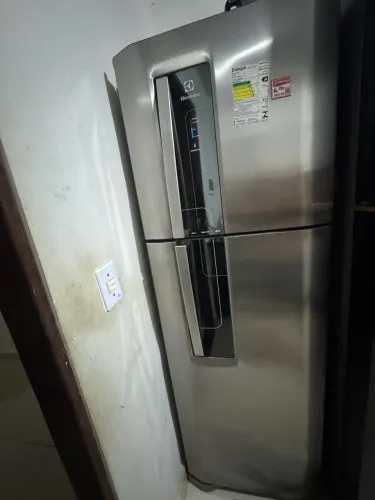 VENDO GELADEIRA FUNCIONANDO NORMALMENTE