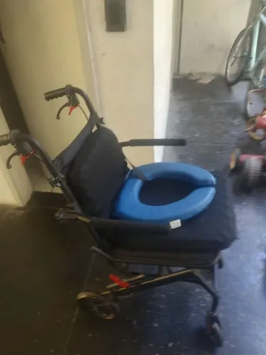 Vendo essa cadeira de rodas.