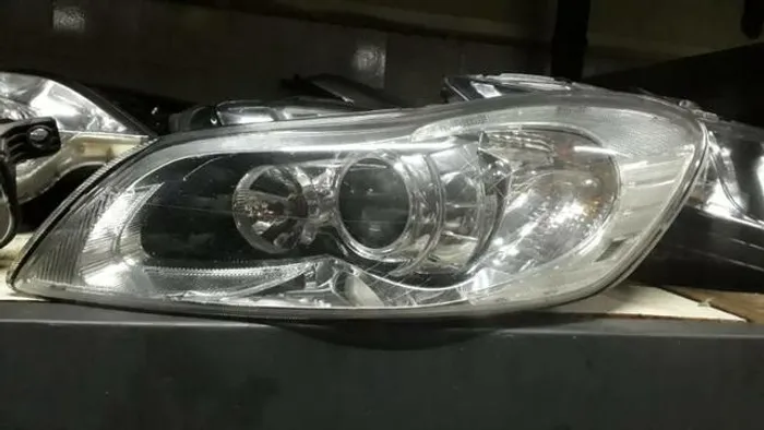 Farol C30 Xenon Completo 2011