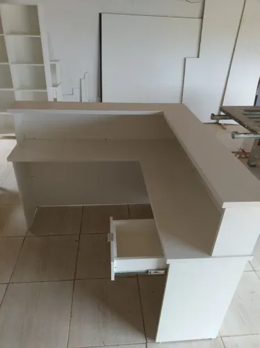Balcão em L/caixa/recepção