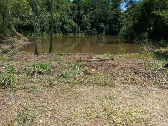 Área com 24.000 M2 c/  lago natural com Riacho considerável volume de água,.