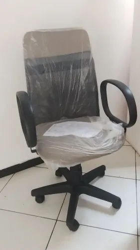 Nova na caixa. Cadeira com tele e regulagem na altura.