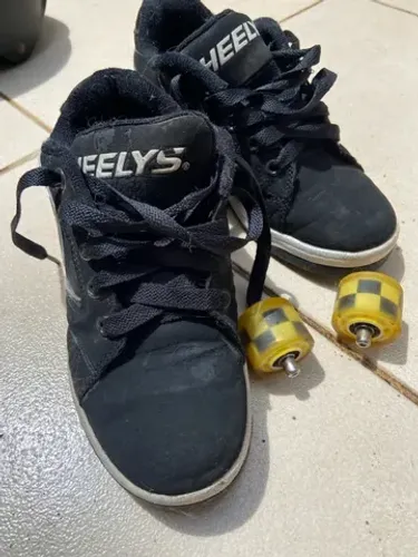 Tênis importado com rodinha removivel da marca Hellys tamanho 35 