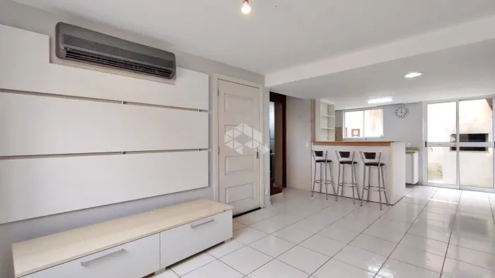 Casa em Condomínio de 03 dormitórios com 84m² privativos e vaga no Jardim Itu - Porto Aleg