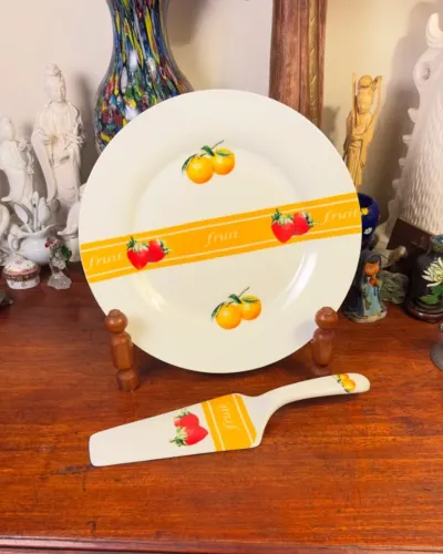 Prato de bolo com espátula em porcelana.