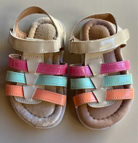 Sandálias infantis coloridas TAM 22