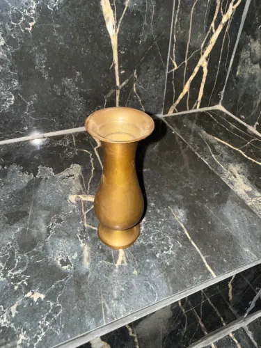 Pequeno vaso decorativo em metal