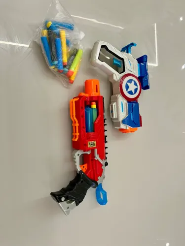 2 Nerf com algumas munições 