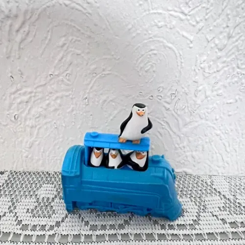 Trenzinho dos pinguins de Madagascar do M.C.