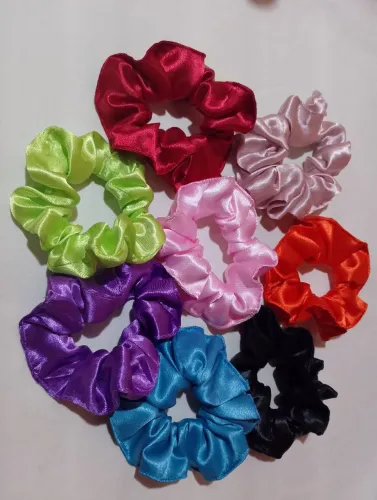 Kit com 10 scrunchies de cetim coloridas