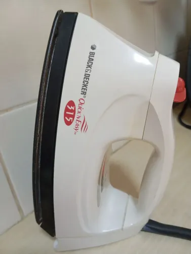 Ferro de passar a vapor Black e Decker 