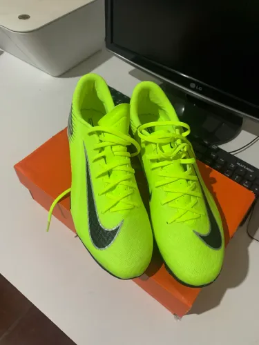 Chuteira Nike Society