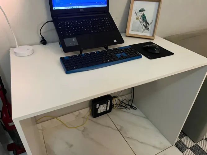 Escrivaninha/mesa branca