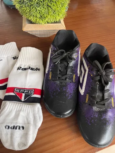 Chuteiras Umbro Cosmic + Meias Reebok e Lupo