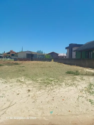 Terreno na Praia de Copa 70, Jaguaruna. Frente para o mar medindo 325 metros quadrados.