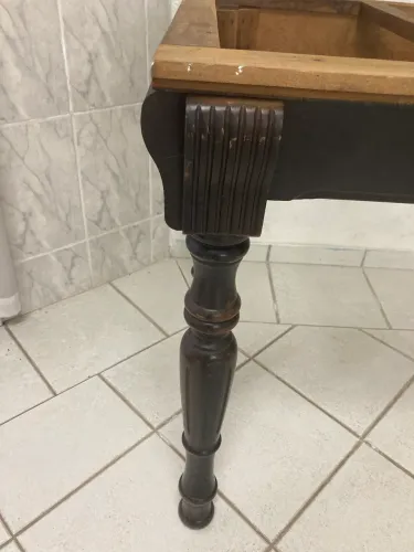 Mesa de madeira torneada 